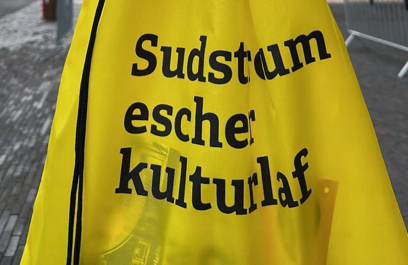 A yellow Sudstroum Escher Kulturlaf race bag, with the event name printed across it