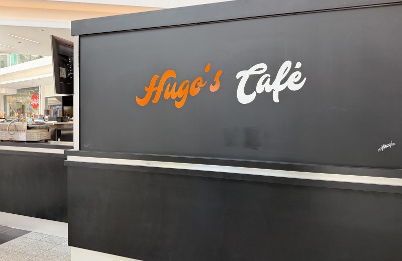 Hugo’s Café kiosk and seating area inside Belval Plaza