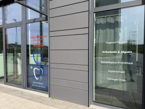 Centre Médico-Dentaire de Belval entrance with dental emergency telephone numbers and treatments displayed on the windows.