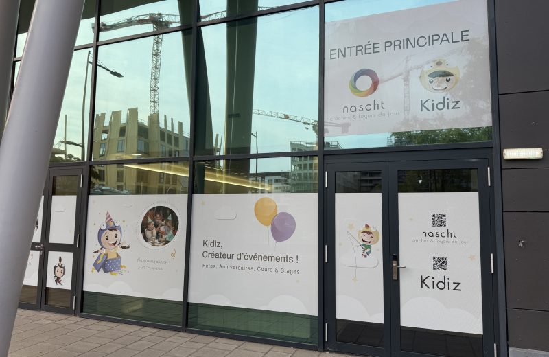 The shared main entrance on Boulevard des Lumières in Belval, with Kidiz signed on the glass