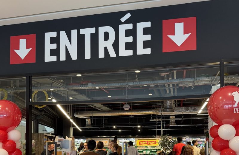 The Entrée sign and balloon columns at Delhaize Belval on the morning it reopened