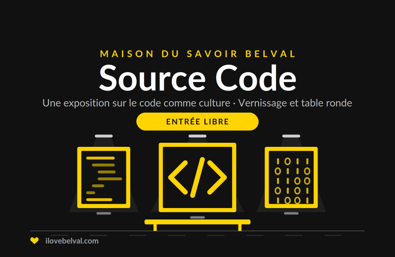 Exposition Source Code à la Maison du Savoir à Belval : trois œuvres de code encadrées sur un mur de galerie avec un banc, entrée libre