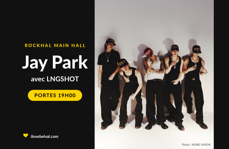 Jay Park et les quatre membres de LNGSHOT, casquettes et tenues noires, devant un mur blanc, à côté des infos du Main Hall de la Rockhal