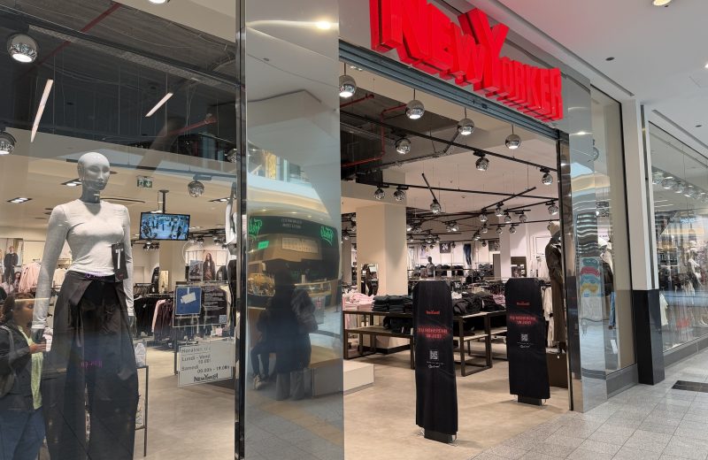 The open frontage of the New Yorker shop on the ground floor of Belval Plaza I, red logo above the entrance.