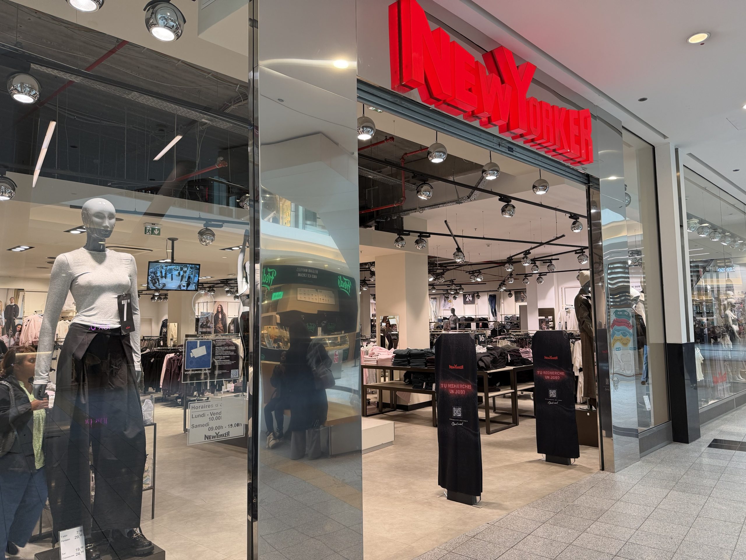 The open frontage of the New Yorker shop on the ground floor of Belval Plaza I, red logo above the entrance.